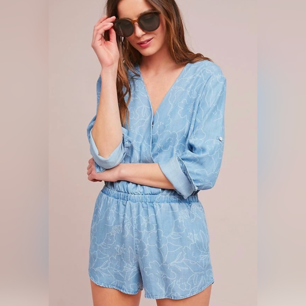 Anthropologie Cloth& Stone Chambray Floral Print V-neck Romper- Size medium